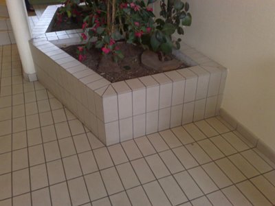 exemple de travaux de peinture n 6 : Tablette rouge, fentre verte et rechampis ocre